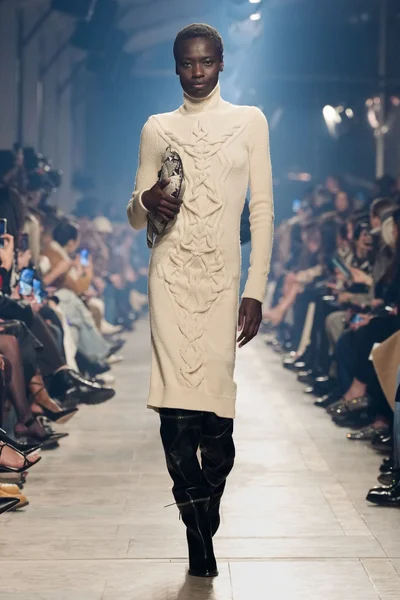 Look 16